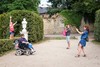 15. Turistas posando no Jardim do Palácio Eleitoral, Trier, 2019.